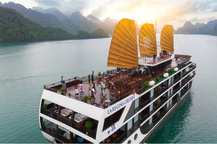 Travel on cruise with unforgettable moment in Vietnam 